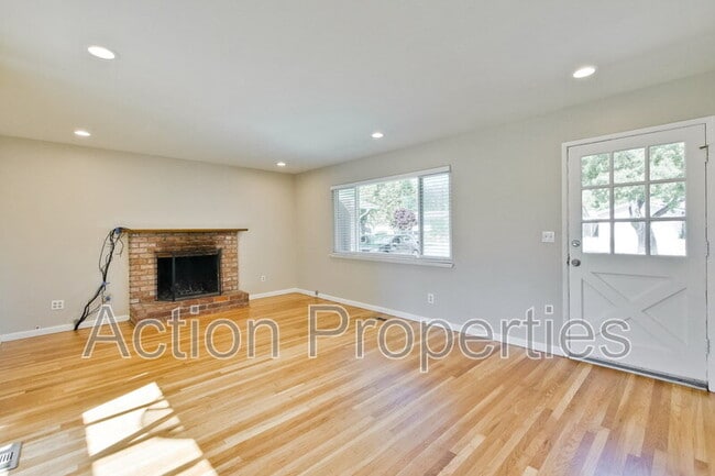 Building Photo - 1062 Kelly Dr