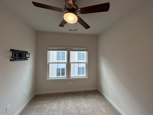 Building Photo - Welcome to our 3 Bedroom Townhome in Norfo...
