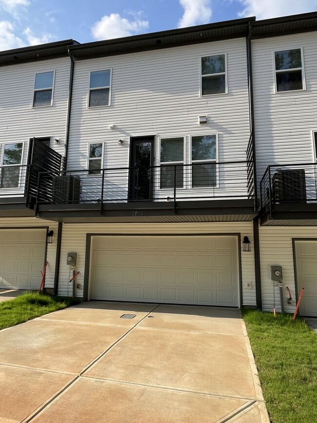 Building Photo - Brand New 4 Bed Townhome in North Charlotte!
