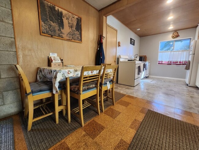 Building Photo - SKI LEASE: Close to Bus Line, Full Kitchen...