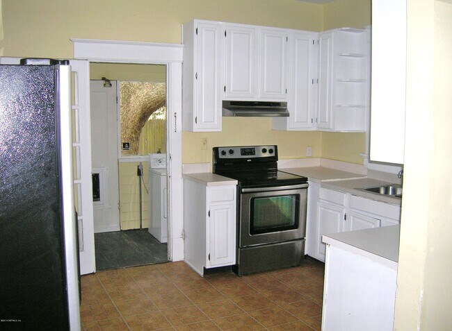 Building Photo - 2250 Myra St