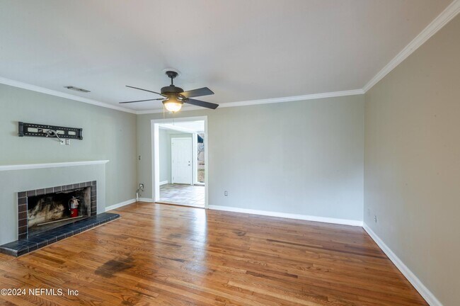 Building Photo - 4343 Pinewood Ave