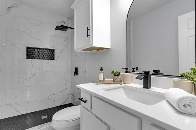 Building Photo - 544 N Elm Ave