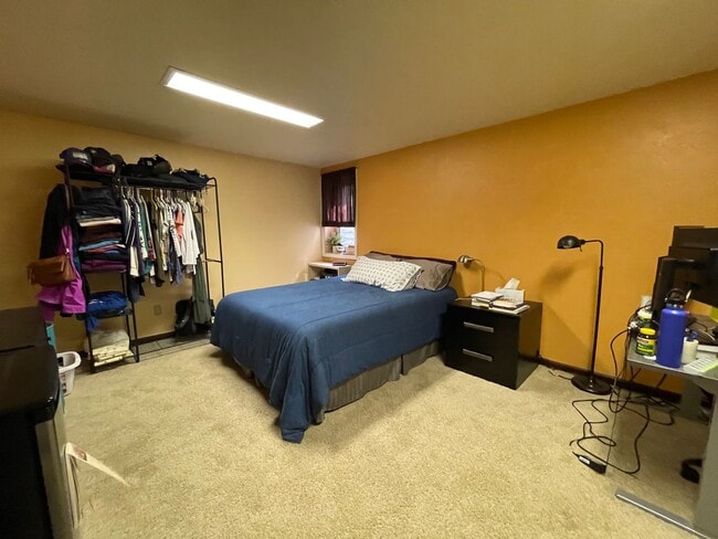 Building Photo - Cozy 4B/2B Unit With Views In East Boulder...