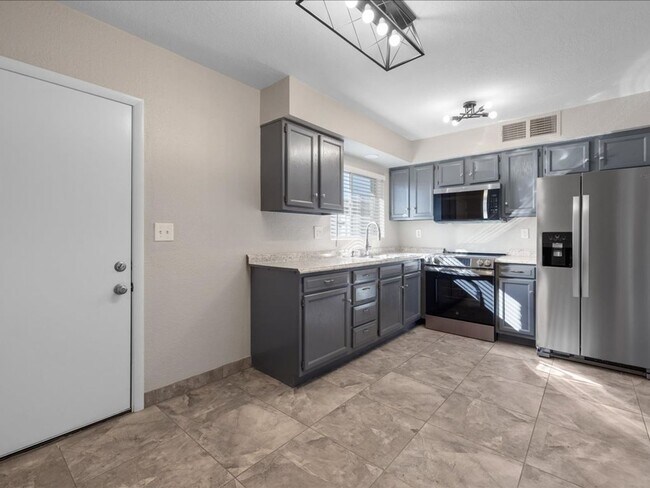 Building Photo - 2 Bedroom 1 Bathroom -ALL Brand New Appliances!