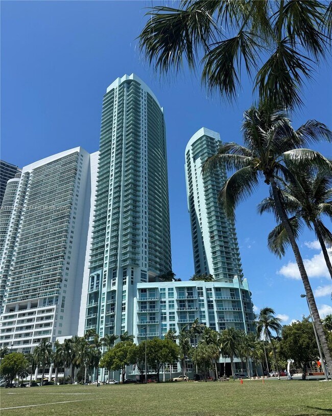 Building Photo - 1900 N Bayshore Dr