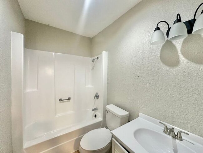 Building Photo - Available Now: Affordable Downtown Living!