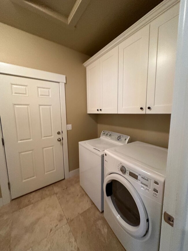Building Photo - Orem Townhome - Hillcrest Neighborhood