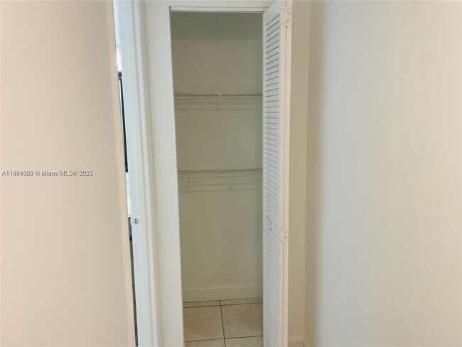 Building Photo - 9440 Fontainebleau Blvd