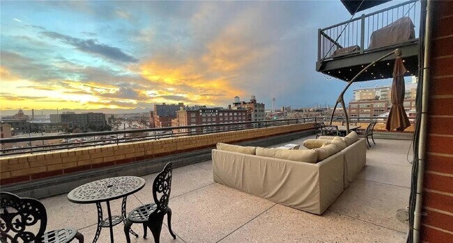 Building Photo - Downtown Loft Living at its Best