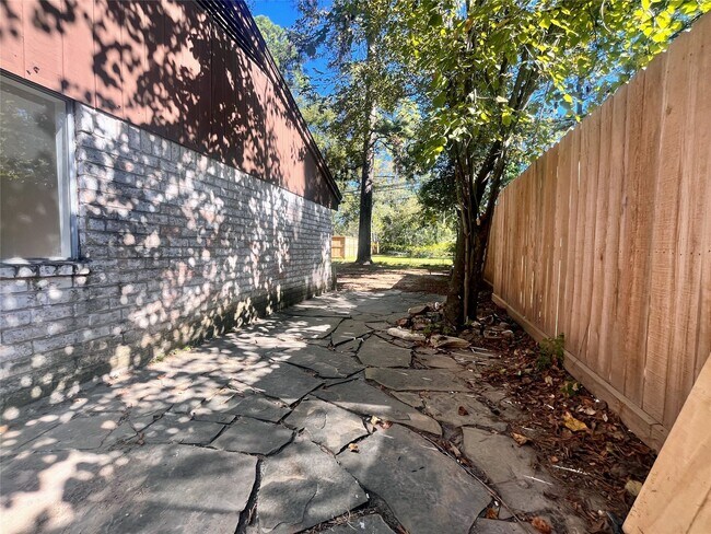 Building Photo - 1914 Indian Shores Rd