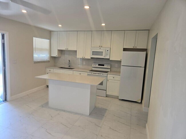 Building Photo - 620 S Broadway