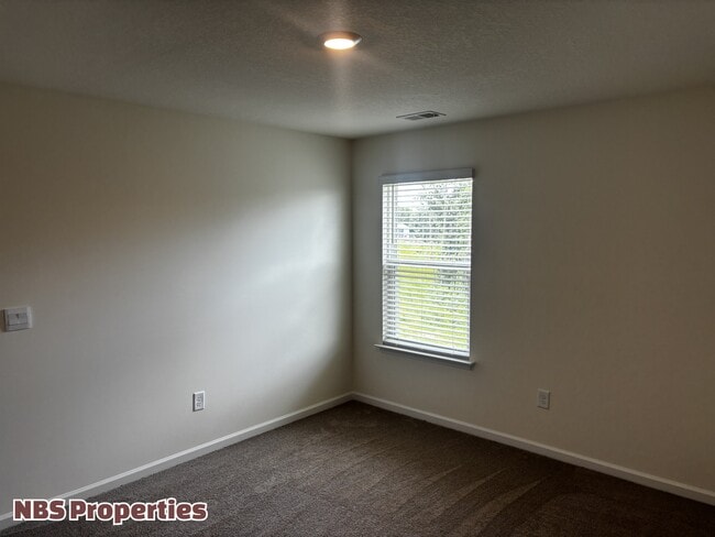 Building Photo - 935 Utopia Ln