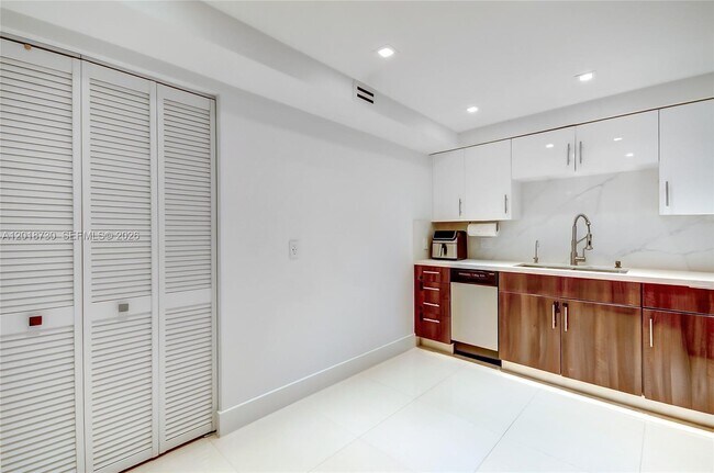 Building Photo - 16175 Golf Club Rd