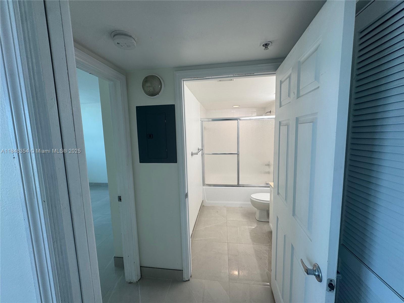 Building Photo - 1155 Brickell Bay Dr