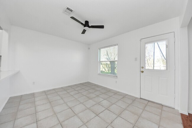 Building Photo - 403 Willow W Dr