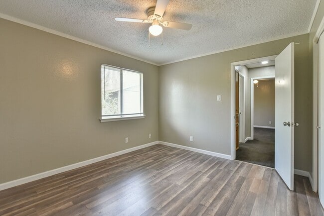 Building Photo - 1141 Royal Crest Dr
