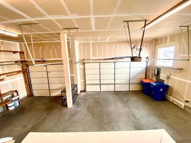 Building Photo - 3 Bedroom 2.5 Bath, 3 Car Garage w/Gorgeous Exterior