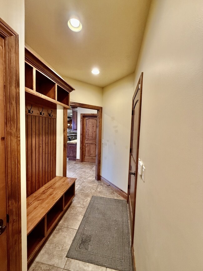 Building Photo - 6819 S Greenfield Way