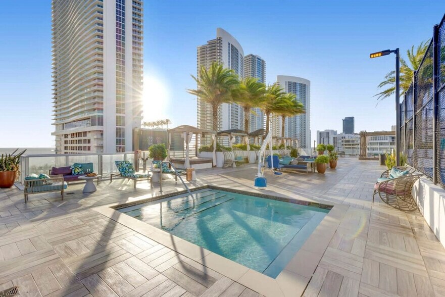 Building Photo - 4010 S Ocean Dr