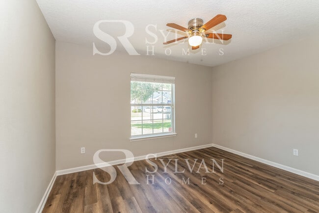 Building Photo - Don't miss out on this lovely 3BR 2BA home