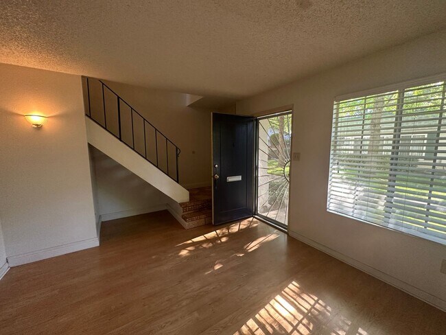 Building Photo - Three Bedroom Townhome Near River Access
