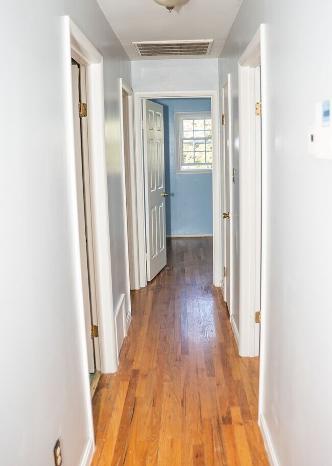 Building Photo - 1643 Colonial Manor Dr