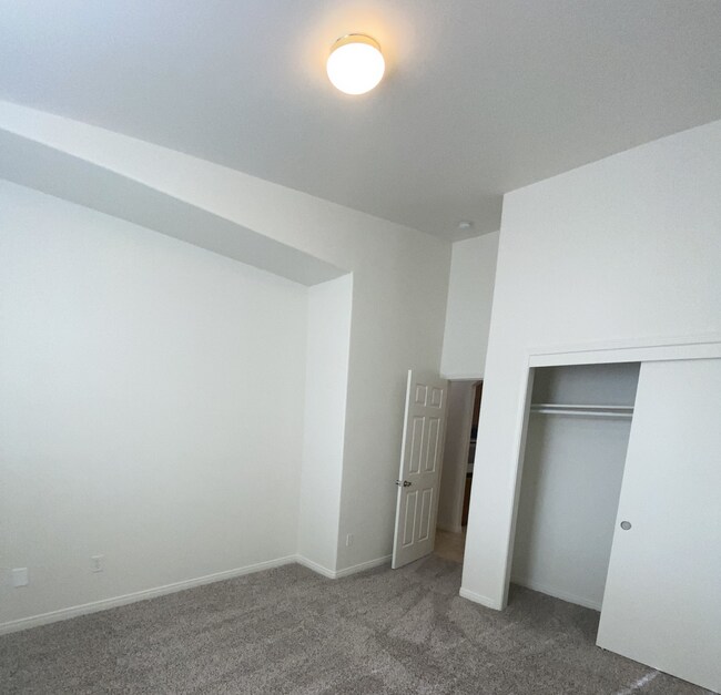 Building Photo - Spacious 4 Bedroom House