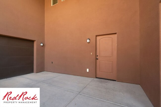 Building Photo - DOG-FRIENDLY 4 Bedroom Townhome with INTER...