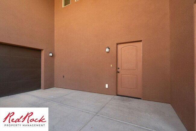 Building Photo - DOG-FRIENDLY 4 Bedroom Townhome with INTERNET INCLUDED!