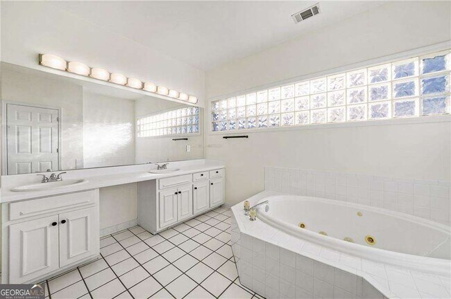 Building Photo - 1086 Pine Grove Ave NE