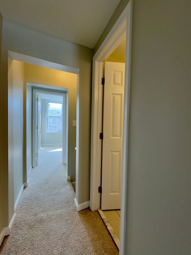 Building Photo - Charming 2 Bedroom/1 Bathroom Townhome in ...