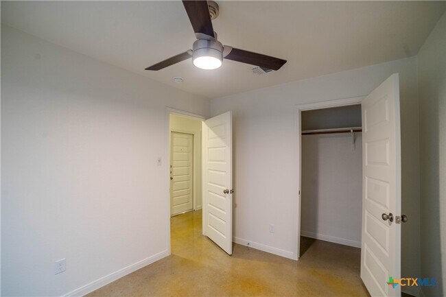 Building Photo - 907 Switchgrass Dr