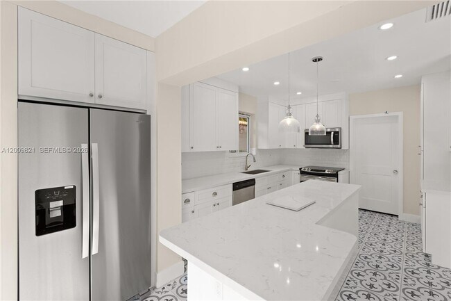 Building Photo - 5614 San Vicente St