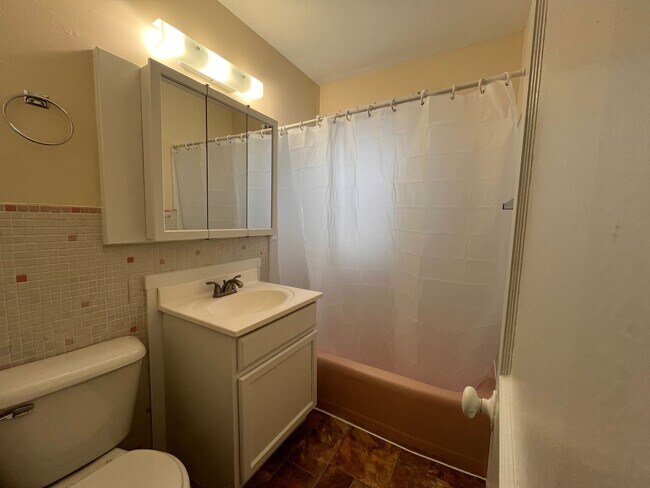 Building Photo - Cute 2 Bedroom 1 Bath Home