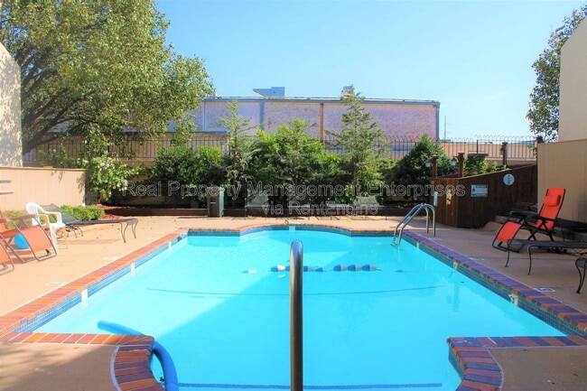 Building Photo - 11130 N Stratford Dr