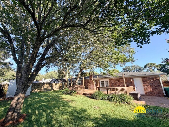Building Photo - 723 Clark Dr