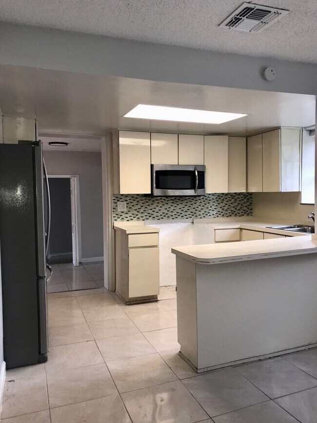 Building Photo - 3 bedroom 2 bath, corner lot