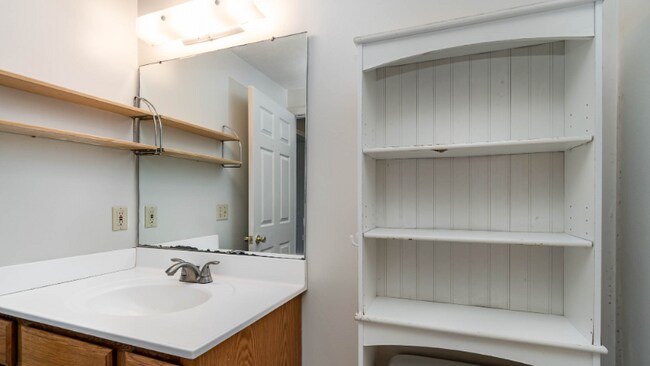 Building Photo - 204 Cherry St