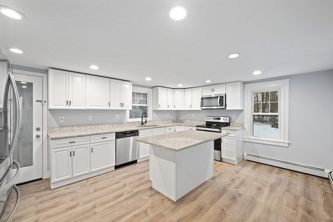 Building Photo - 656 Grove St