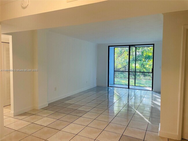 Building Photo - 9440 Fontainebleau Blvd