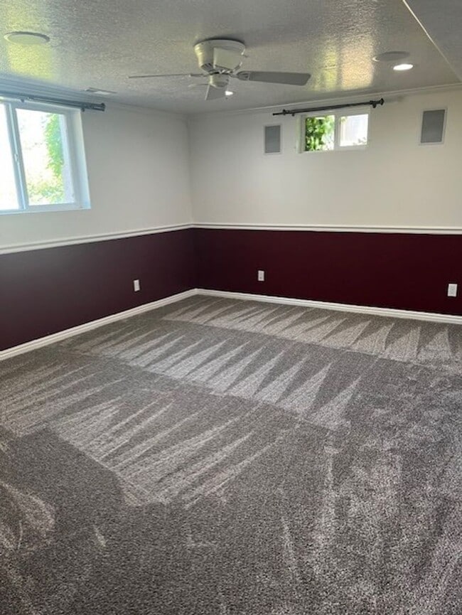 Building Photo - Kaysville 4 Bedroom, 2.5 Baths, big 2 car ...