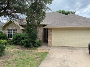 Building Photo - THREE BEDROOM TWO BATHROOM HOUSE