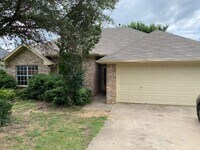Building Photo - THREE BEDROOM TWO BATHROOM HOUSE