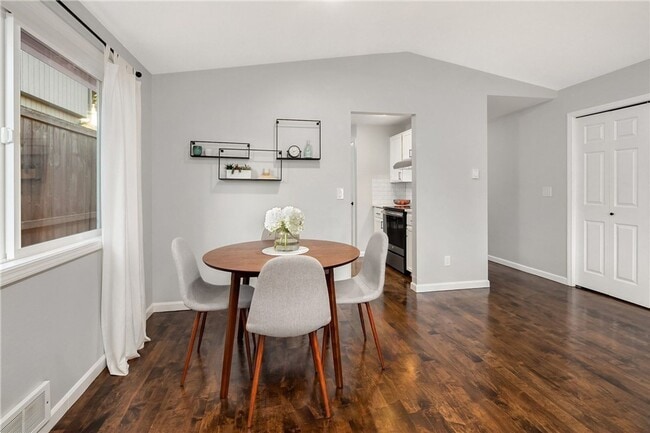 Building Photo - Updated 3 bed, 2 bath home in Greenwood