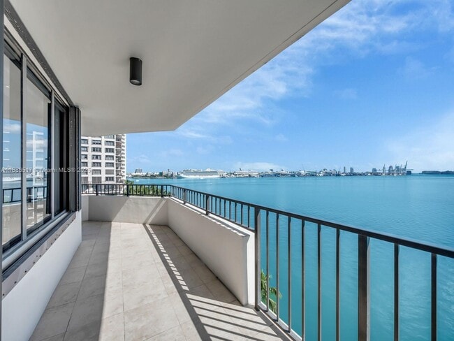 Building Photo - 520 Brickell Key Dr