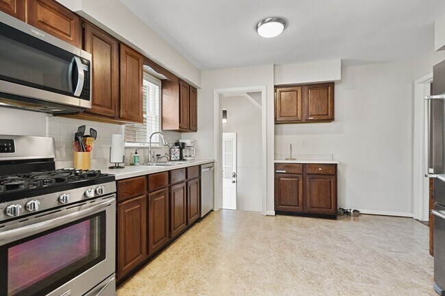 Building Photo - Charming 3-Bedroom Home with Finished Basement in Royal Oak