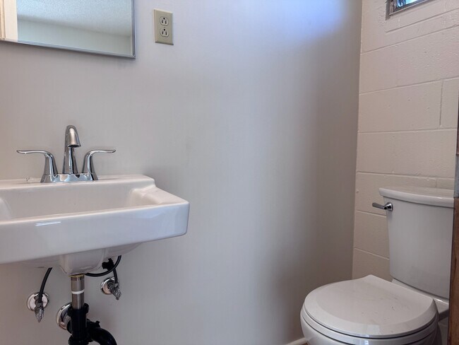 Building Photo - ?? For Rent – Spacious 2-Bedroom + Den, 2-...
