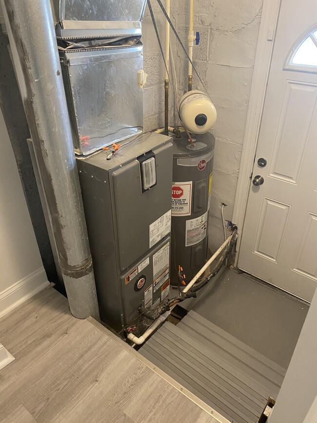 Building Photo - 400 Maple Ln