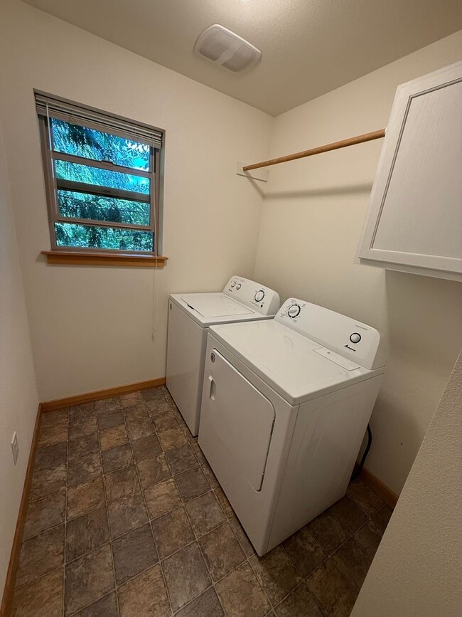 Building Photo - 4 bdrm/2.5 bath Custom Home on the Southside